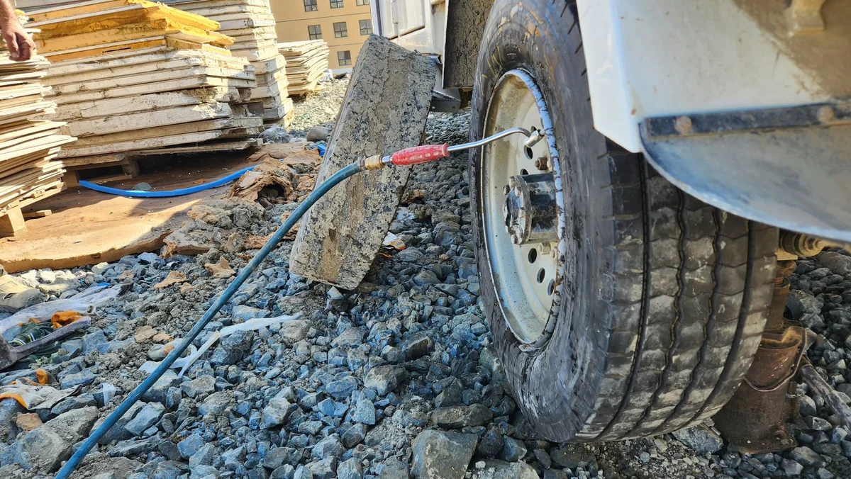 Şantiye Sahasında Loder Dev Lastik Montajı